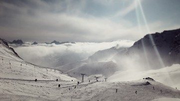 Our Favourite Long Ski Runs: You’ll Glove Them!